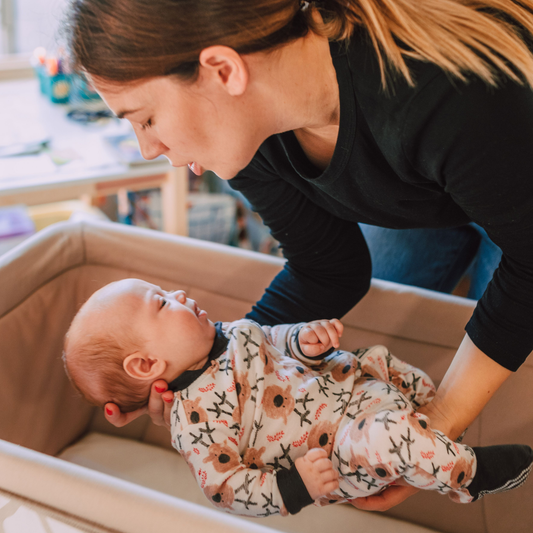 Dormir permet à une mère d'installer son bébé éveillé dans son berceau pour la sieste.
