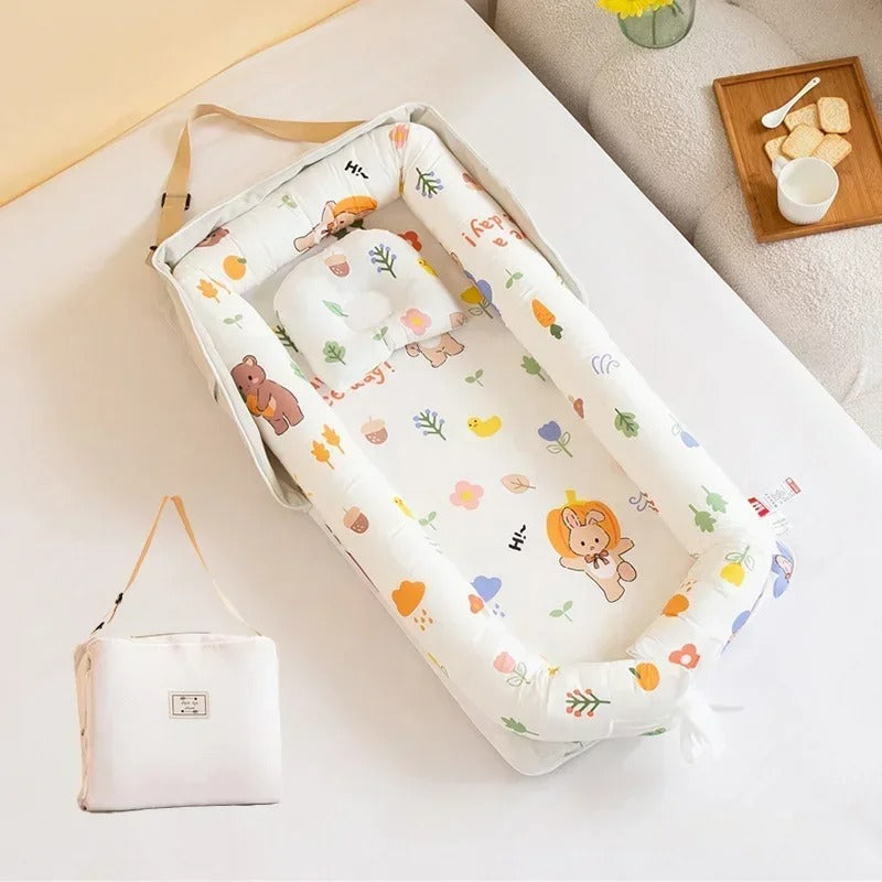 Cocon bebe beige avec motifs de lapin.