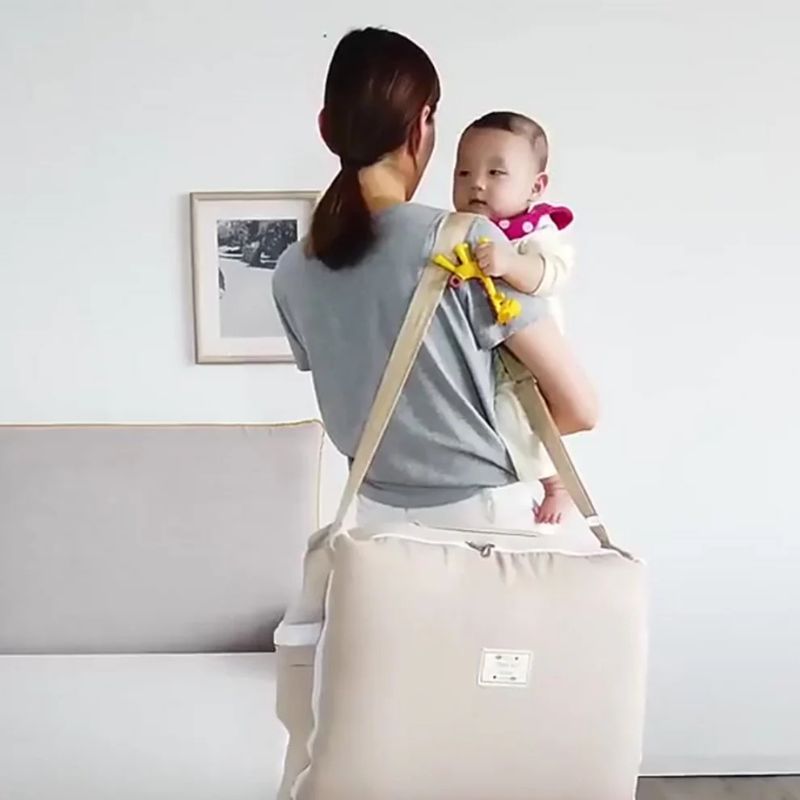 Cocon bebe portable : maman portant cocon bebe pliable, sac léger et pratique.