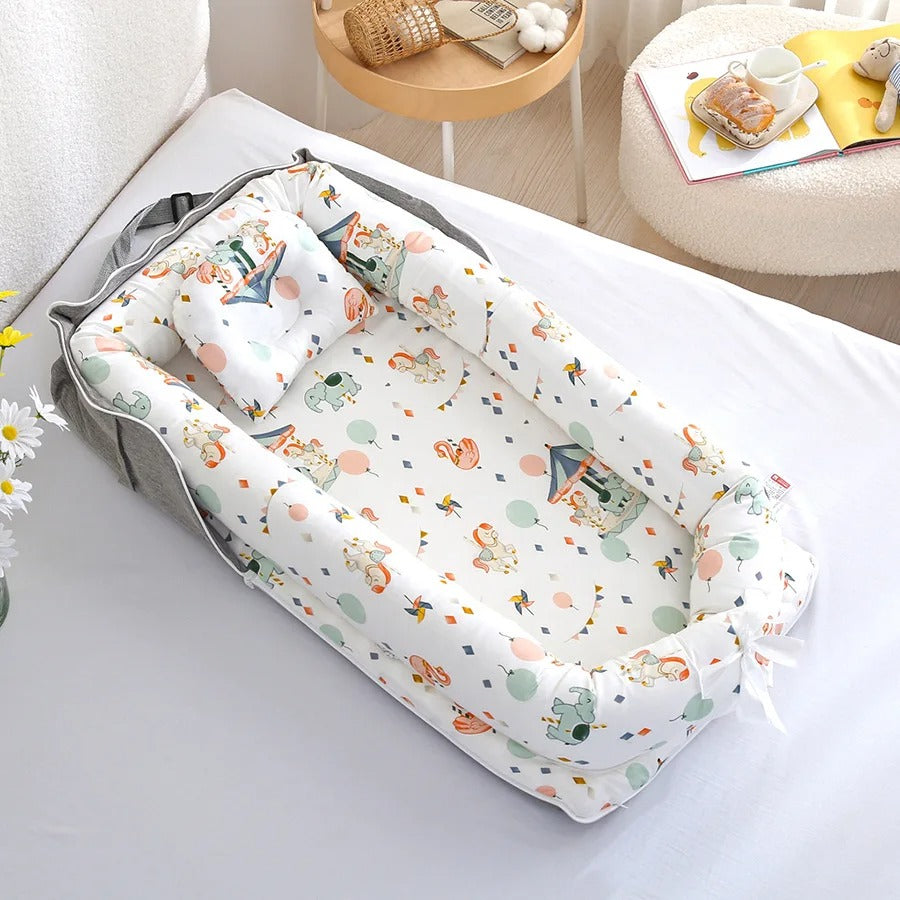 Cocon bebe gris avec motifs de cirque.