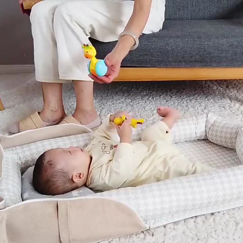 Cocon bebe pliable : confort au sol avec bébé a l'intérieur.