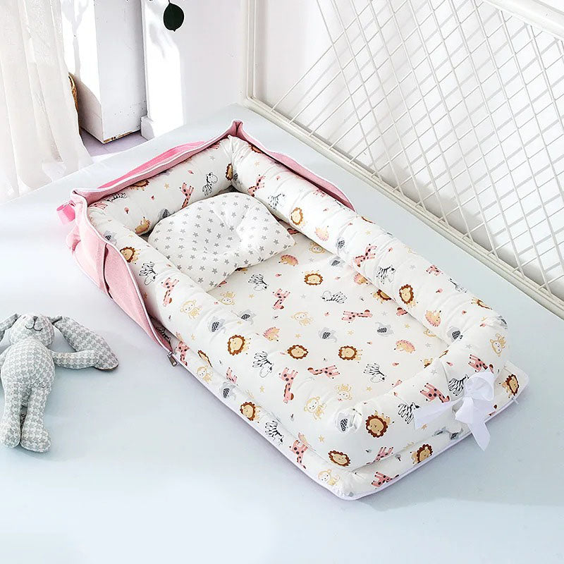 Cocon bebe rose avec motifs de lion.