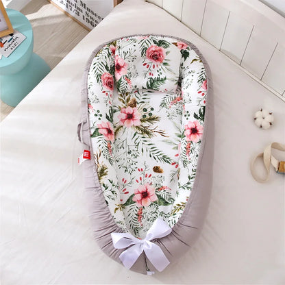 Couffin bébé avec motifs de fleur gris