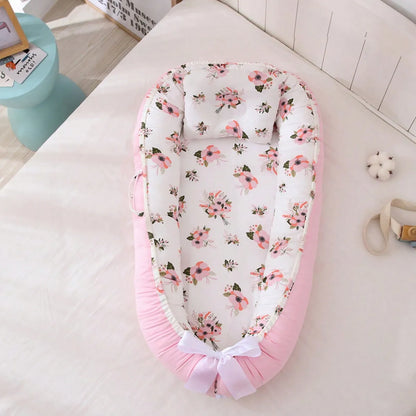 Couffin bébé avec motifs de fleur rose