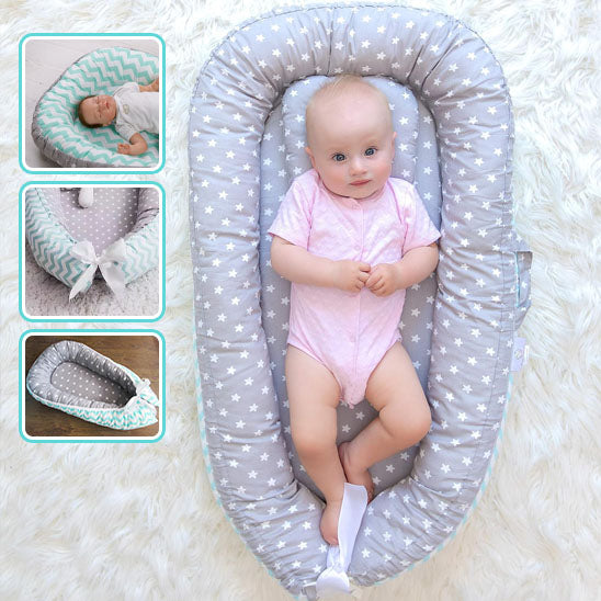 Couffin bébé doux et sécurisant en tissu gris avec motifs d'étoiles, placé sur un tapis blanc moelleux, avec un nourrisson vêtu d'un body rose allongé à l'intérieur, tandis que trois fenêtres latérales illustrent différentes vues du couffin : un bébé endormi dans une version à motifs chevrons bleu clair, un gros plan sur le nœud de serrage réglable, et une vue du couffin en position ouverte sur un sol en bois.