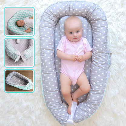 Couffin bébé doux et sécurisant en tissu gris avec motifs d'étoiles, placé sur un tapis blanc moelleux, avec un nourrisson vêtu d'un body rose allongé à l'intérieur, tandis que trois fenêtres latérales illustrent différentes vues du couffin : un bébé endormi dans une version à motifs chevrons bleu clair, un gros plan sur le nœud de serrage réglable, et une vue du couffin en position ouverte sur un sol en bois.