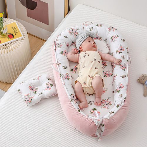 Couffin fleuri avec oreiller assorti, ergonomique, confortable, et élégant, garantissant sécurité et douceur, avec bébé a l'intérieur.