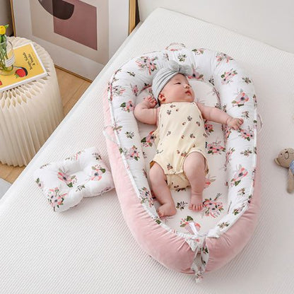 Couffin fleuri avec oreiller assorti, ergonomique, confortable, et élégant, garantissant sécurité et douceur, avec bébé a l'intérieur.