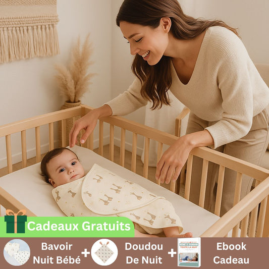 Couverture emmaillotage bébé avec motifs doux, utilisée par une maman dans un lit en bois, avec 3 cadeaux offerts : doudou, bavoir, ebook sommeil.