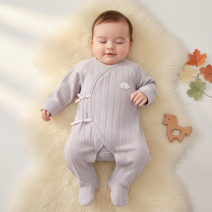 Pyjama bébé Papillôn™ couleur lavande bébé allongé texture micro-densité rayures verticales jouet en bois feuilles automne