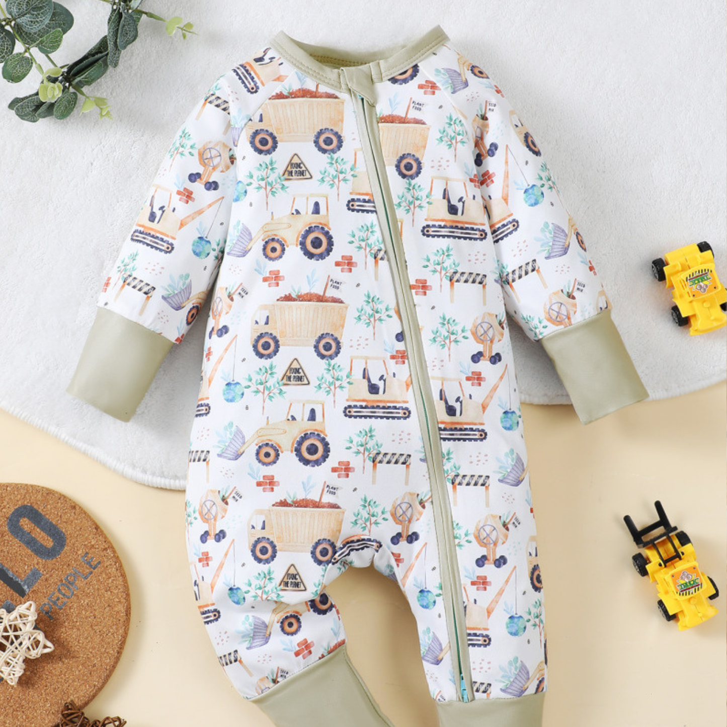 Pyjama bébé motif chantier doux et respirant avec fermeture zippée pratique, idéal pour le confort et le sommeil des nourrissons