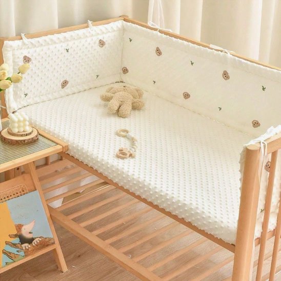 Tour de lit bébé COCOONPURE beige à picots doux avec broderies ourson et abeille, protection respirante pour lit à barreaux