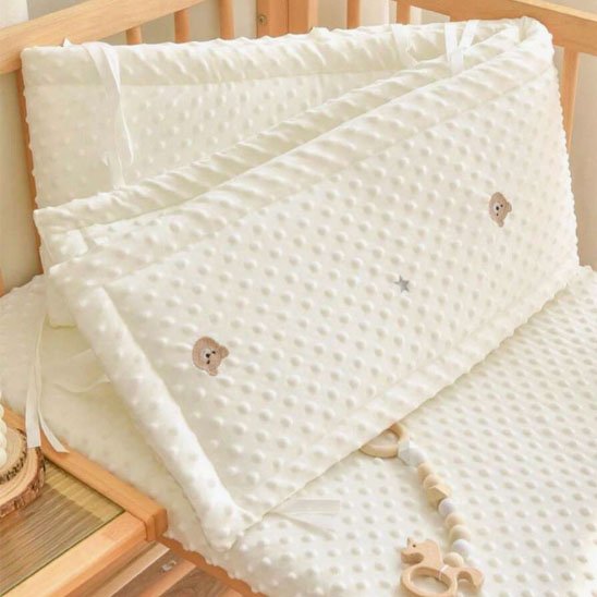 Tour de lit bébé en tissu minky blanc avec motifs ours, pare-chocs de berceau respirant, lavable et sécurisé pour bébé.