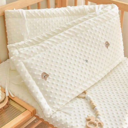 Tour de lit bébé en tissu minky blanc avec motifs ours, pare-chocs de berceau respirant, lavable et sécurisé pour bébé.