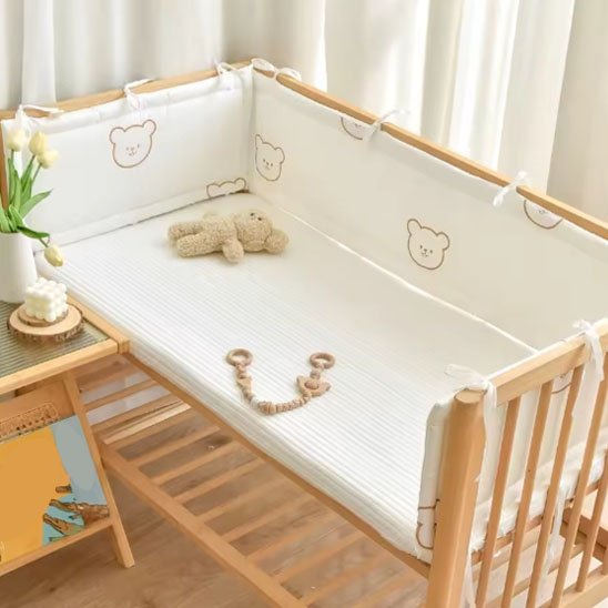 Tour de lit bébé beige avec texture à picots, système de fixation par nouettes, protection complète 360° pour lit bébé standard