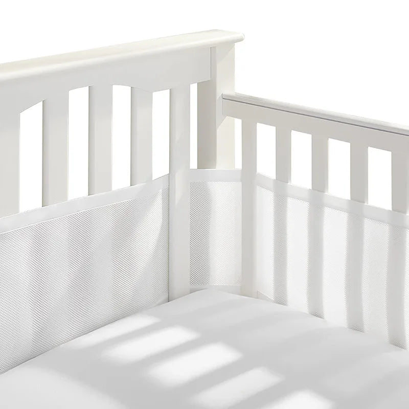 Tour de lit respirant de couleur blanche, installé dans un lit, offrant une bonne circulation de l'air et créant une ambiance zen, pure et apaisante pour le sommeil de bébé