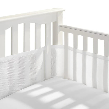 Tour de lit respirant de couleur blanche, installé dans un lit, offrant une bonne circulation de l'air et créant une ambiance zen, pure et apaisante pour le sommeil de bébé