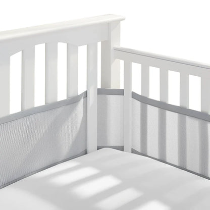 Tour de lit respirant de couleur gris neutre, installé dans un lit, offrant une protection douce et un design épuré, idéal pour créer un environnement sûr et confortable pour bébé.