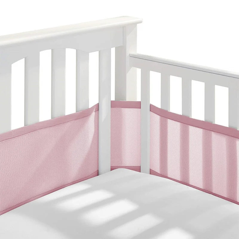 Tour de lit respirant de couleur rose poudré, installé dans un lit, conçu pour offrir une protection douce tout en permettant une bonne circulation de l'air pour le confort et la sécurité de bébé.