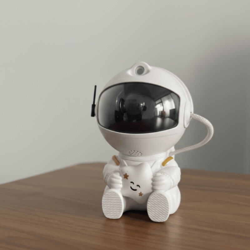 Astronaute projecteur design de couleur blanche posé sur une table.