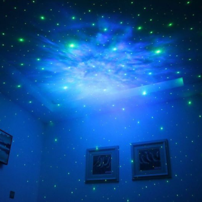 Astronaute projecteur créant une ambiance de ciel nocturne bleu dans une chambre.