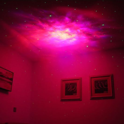 Astronaute projecteur diffusant une ambiance galactique de couleur rose au plafond.