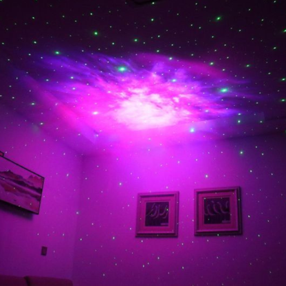 Astronaute projecteur affichant une nébuleuse violette et des étoiles scintillantes.