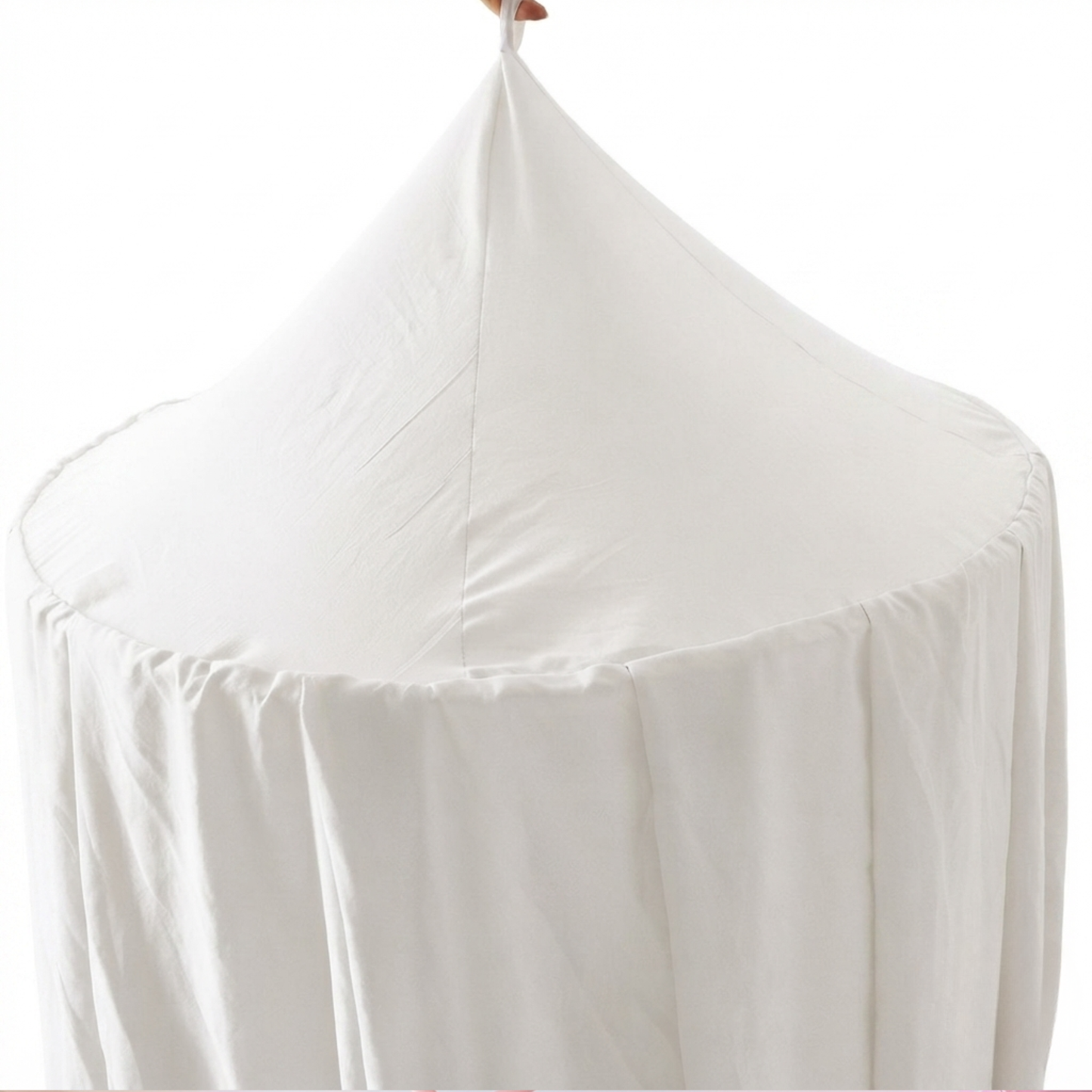 Baldaquin blanc présenté en gros plan sur sa structure conique avec un drapé textile fluide et élégant.