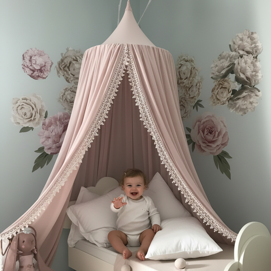 Ciel de lit bébé lavende avec finition en dentelle fine, créant un baldaquin de style vintage au-dessus d'un lit enfant, avec un bébé souriant à l'intérieur.