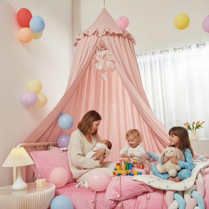 Ciel de lit bébé vieux rose suspendu au-dessus d'un lit enfant, décoré de ballons colorés pour une chambre de rêve.