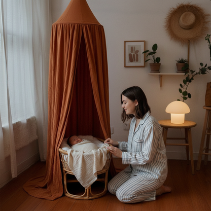 Ciel de lit formant un coin lecture cosy et intimiste avec une petite lampe d'appoint sur une étagère.