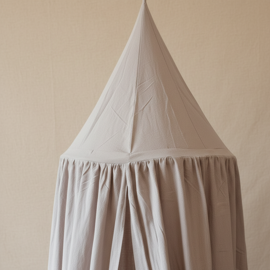 Ciel de lit en coton beige, vue rapprochée de la structure conique et des finitions en tissu.