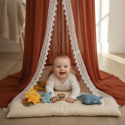 Ciel de lit encadrant un espace de jeu confortable pour un bébé avec des jouets en bois.