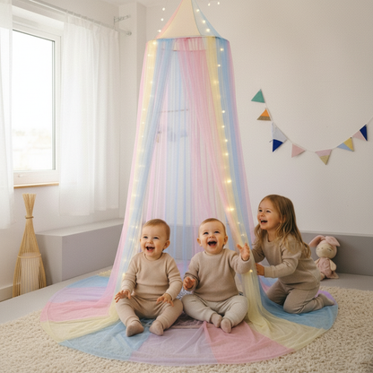 Ciel de lit décoratif créant un coin lecture ludique pour enfants avec tapis assorti aux tons pastel.