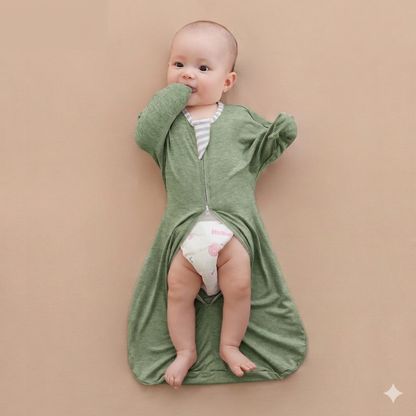 Gigoteuse Bébé vert sauge - Bébé en gigoteuse allongé sur le dos, vu de dessus, jambes découvertes.