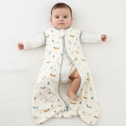 Gigoteuse bébé portée par un enfant allongé sur le dos.