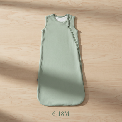 Gigoteuse bébé évolutive taille 6-18 mois, vue à plat sur une surface en bois.