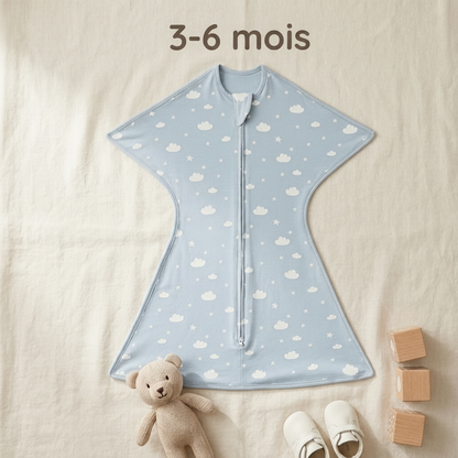 Gigoteuse bébé d'emmaillotage bleue, posée à plat à côté de chaussures, avec l'indication de taille « 3-6 mois ».