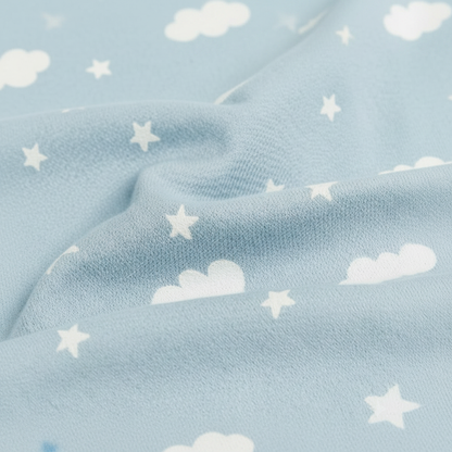 Gigoteuse bébé, gros plan sur le tissu en jersey de coton bleu avec motif nuages blancs et étoiles blanches.
