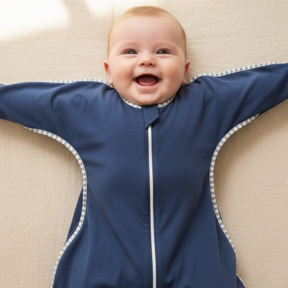 Gigoteuse souriante, bébé heureux portant une turbulette moderne
