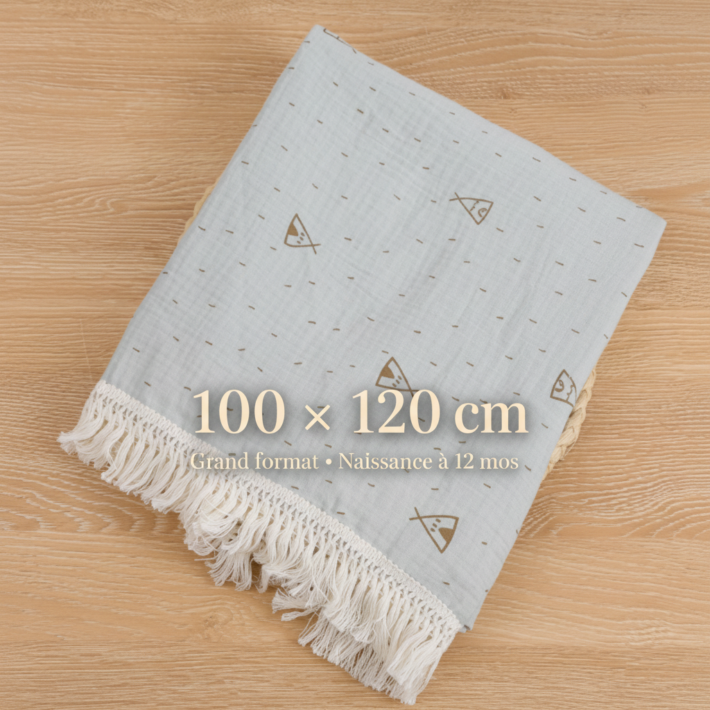 Lange bébé de dimension 100 x 120 cm idéal pour l'emmaillotage et le dodo, présenté plié sur un fond en bois clair