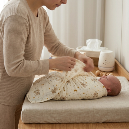 Lange bébé utilisé pour emmailloter un nourrisson sur une table à langer.