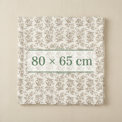 Lange bébé dimensions 80 x 65 cm présenté à plat avec son motif floral délicat.
