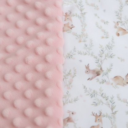 Lange bébé : gros plan sur la texture minky rose et coton imprimé.