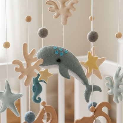 Mobile lit bébé WHALY™ - Détail baleine bleue