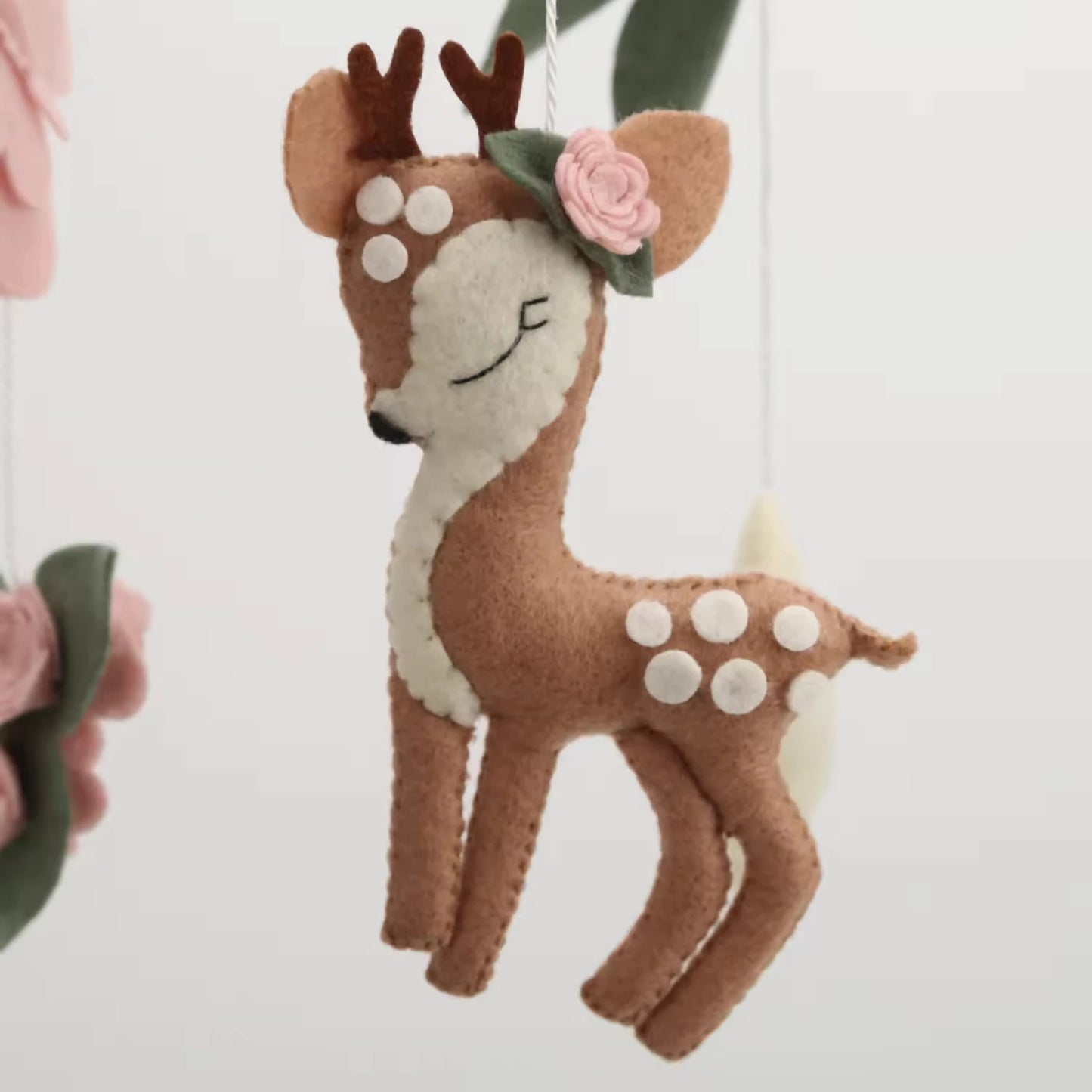 Mobile lit bébé GAZOUILLIS™ – détail feutre hypoallergénique biche et papillon