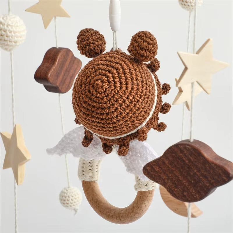 Mobile pour lit bébé boho-nordique artisanal avec anneau en bambou, figurine ange au crochet, étoiles et lune en bois naturel et nuages en feutre blanc