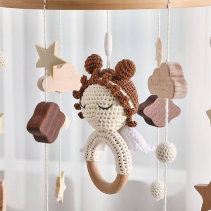 Mobile pour lit bébé avec hochet ange au crochet fait main, ailes blanches, anneau de dentition en bois naturel et éléments célestes suspendus