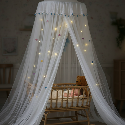 Moustiquaire lit bébé baldaquin blanc avec guirlande lumineuse étoiles, berceau, atmosphère étoilée de nuit.