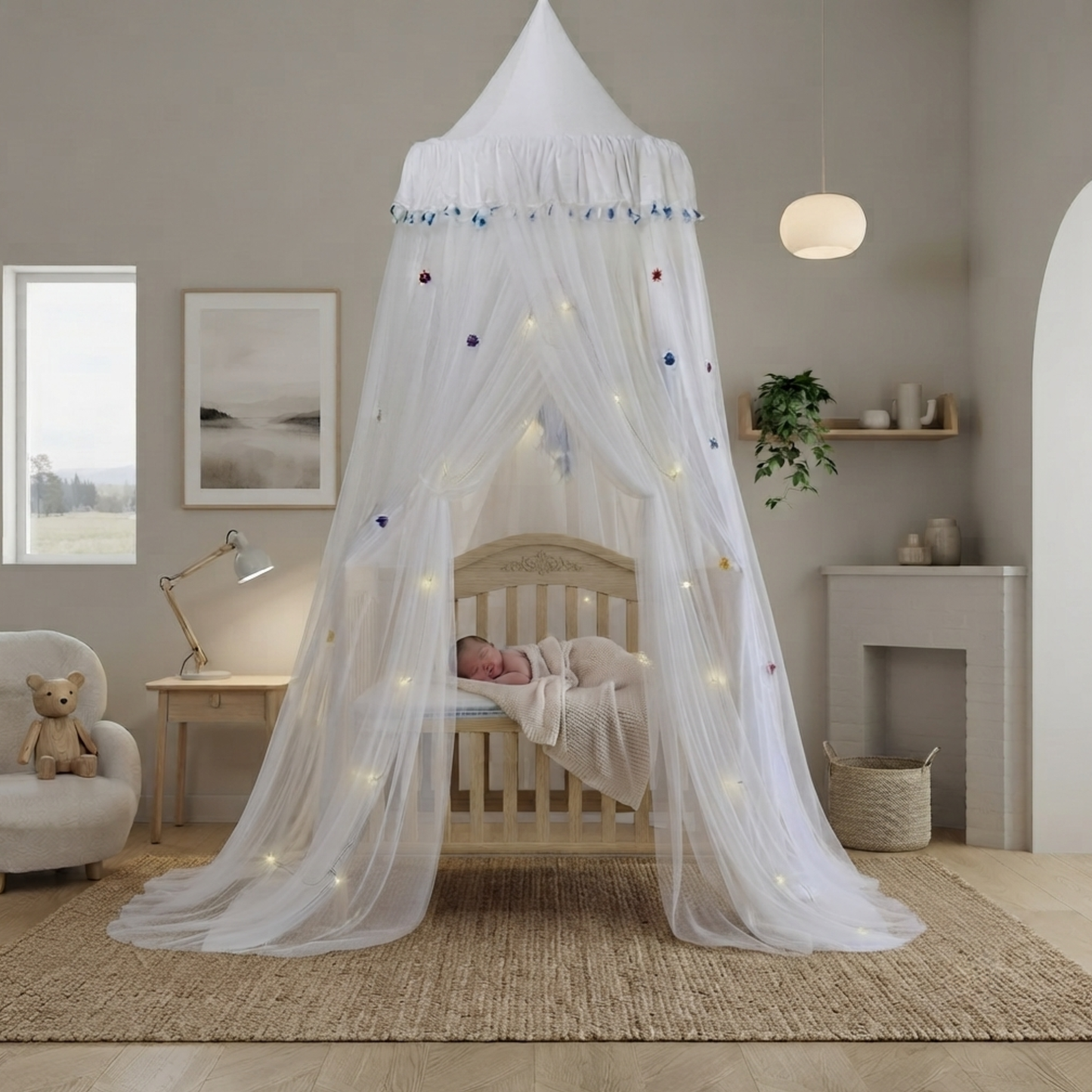 Moustiquaire lit bébé baldaquin blanc avec pompons bleus, berceau, chambre claire avec fenêtre